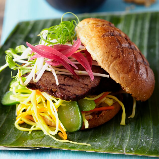 Broodje bal met pindasaus, atjar en mini komkommer